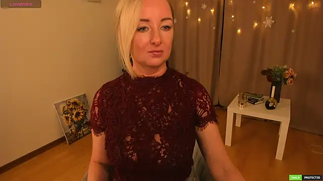 Snapshot of sexmom8 chatting on 12/17/25, 10:42 sexmom8 online show from 12/17/25, 10:42