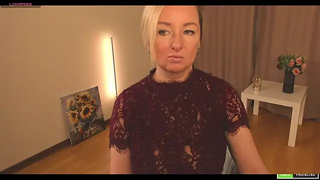 Snapshot of sexmom8 chatting on 10/29/25, 09:19 sexmom8 online show from 10/29/25, 09:19