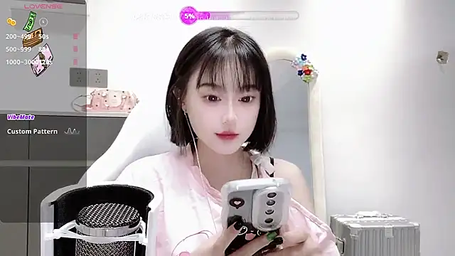 Snapshot of Naiyi-babe chatting on 10/31/25, 03:08 Naiyi-babe online show from 10/31/25, 03:08