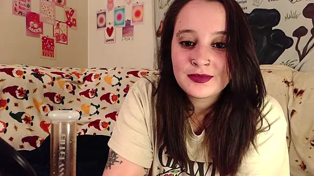 Snapshot of Shadow_Slut chatting on 10/18/25, 01:07 Shadow Slut online show from 10/18/25, 01:07