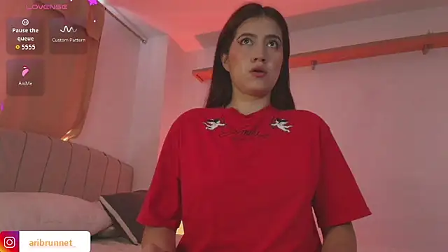 BrunnetAri  online show from 12/22/25, 05:24