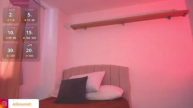 BrunnetAri  online show from 11/25/25, 06:19