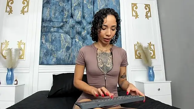 Snapshot of SilvanaOwen chatting on 09/18/25, 11:24 SilvanaOwen online show from 09/18/25, 11:24