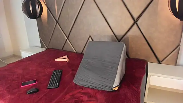 PenelopeGuzman   online show from 10/31/25, 08:22