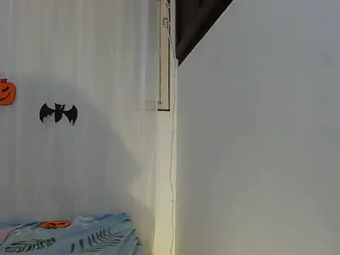 NoraParkeer online show from 10/11/25, 07:15
