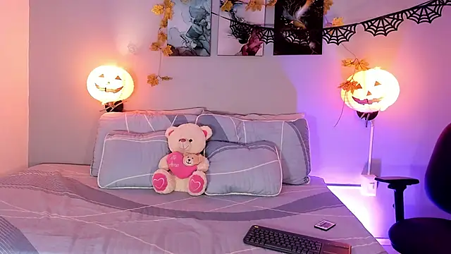 KimTayloor1 online show from 10/31/25, 07:32