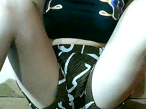 Snapshot of pinay-momm1682 chatting on 12/15/25, 10:43 pinay-momm1682 online show from 12/15/25, 10:43