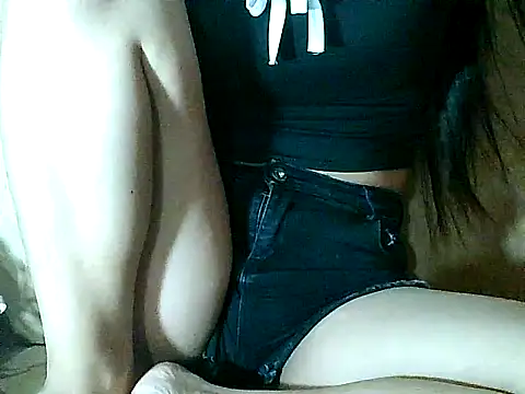 Snapshot of pinay-momm1682 chatting on 12/17/25, 09:36 pinay-momm1682 online show from 12/17/25, 09:36