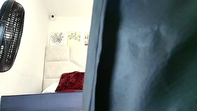 Snapshot of elizawiliamst chatting on 11/12/25, 11:25 elizawiliamst online show from 11/12/25, 11:25