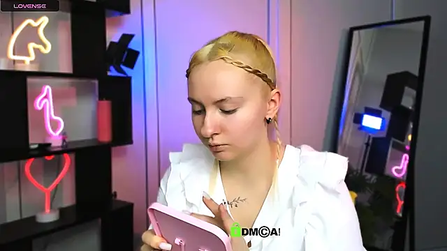 mila glow1 online show from 12/17/25, 07:30