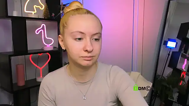 mila glow1 online show from 12/21/25, 06:37