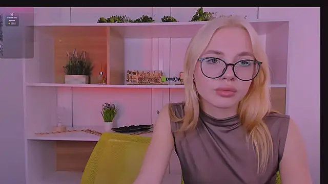 mila glow1 online show from 10/16/25, 09:06