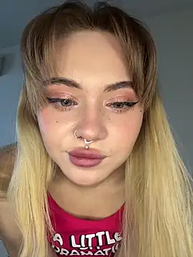 Snapshot of LunaMillie chatting on 11/06/25, 08:40 LunaMillie online show from 11/06/25, 08:40