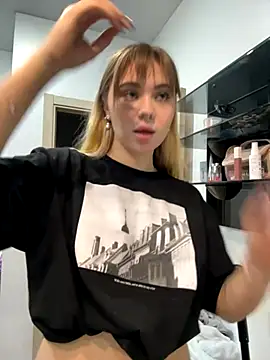 Snapshot of LunaMillie chatting on 12/01/25, 09:43 LunaMillie online show from 12/01/25, 09:43