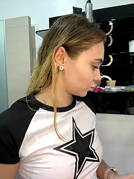 Snapshot of LunaMillie chatting on 10/21/25, 09:09 LunaMillie online show from 10/21/25, 09:09