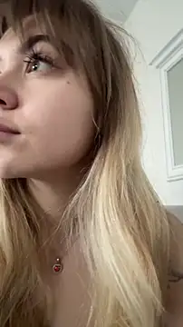 Snapshot of LunaMillie chatting on 12/17/25, 06:07 LunaMillie online show from 12/17/25, 06:07