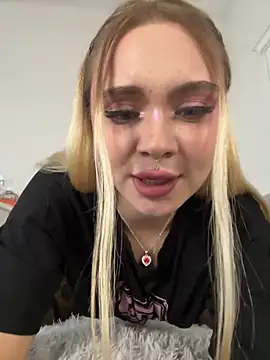 Snapshot of LunaMillie chatting on 10/09/25, 11:44 LunaMillie online show from 10/09/25, 11:44