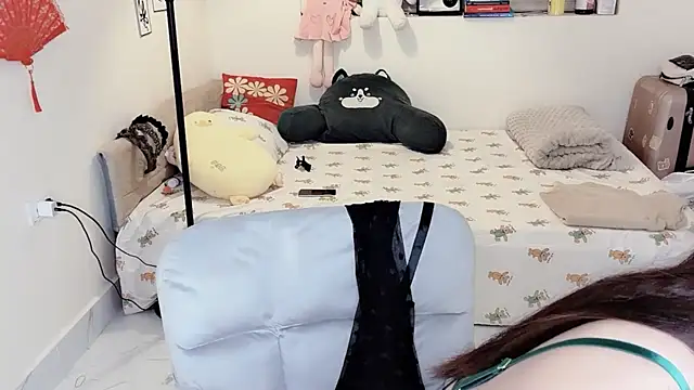 Snapshot of MaiLiiil chatting on 10/18/25, 12:07 MaiLiiil online show from 10/18/25, 12:07