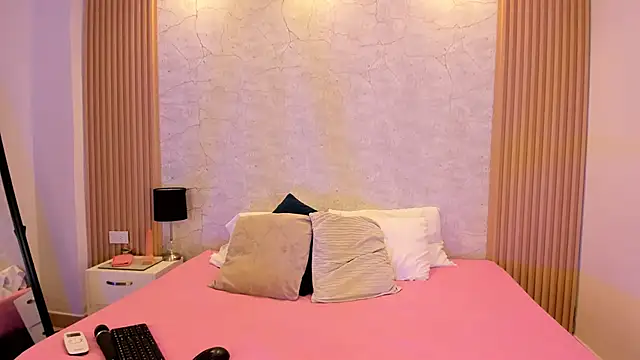 NaomyCollins   online show from 11/01/25, 02:00