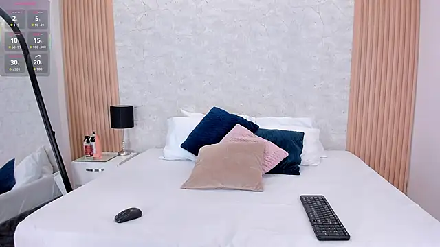 NaomyCollins   online show from 09/30/25, 01:39