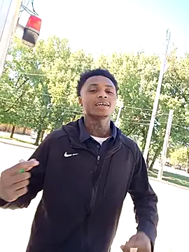 Snapshot of Dropdingo chatting on 10/22/25, 05:56 Dropdingo online show from 10/22/25, 05:56