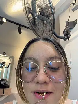 Sky Junne online show from 04/17/26, 05:16