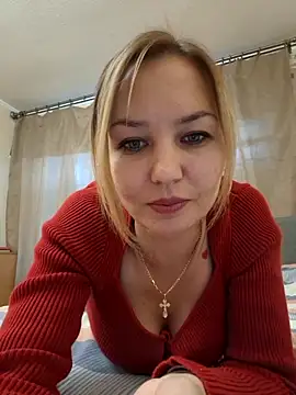 Snapshot of VeroLoverx chatting on 10/13/25, 02:18 VeroLoverx online show from 10/13/25, 02:18