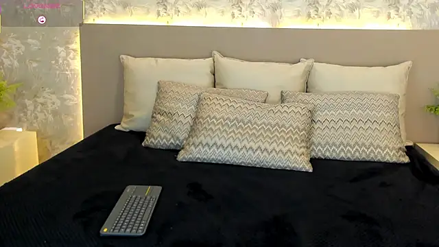 Snapshot of MilaGrace1 chatting on 09/30/25, 10:21 MilaGrace1 online show from 09/30/25, 10:21