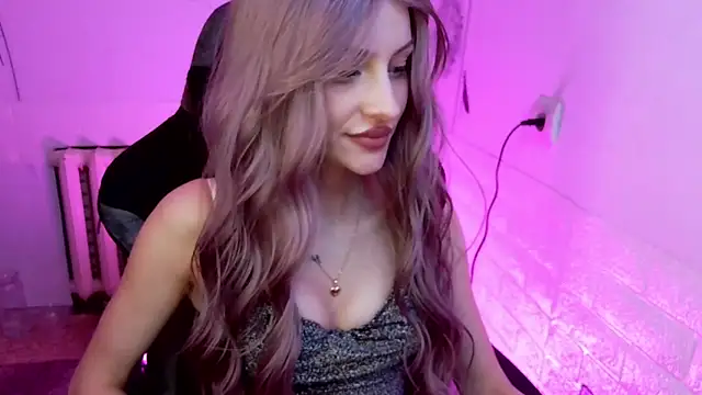 Snapshot of girlfriend_night17 chatting on 02/24/26, 02:01 girlfriend night17 online show from 02/24/26, 02:01