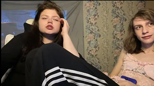 Snapshot of GoddessDarina chatting on 09/19/25, 06:06 GoddessDarina online show from 09/19/25, 06:06