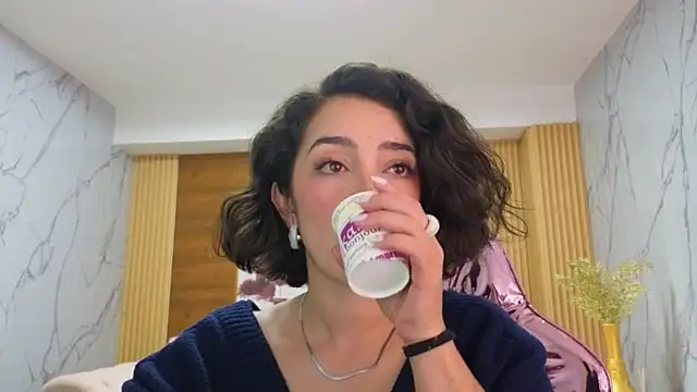 sara lopez s online show from 06/17/26, 01:32