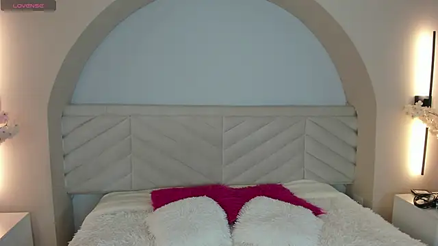 Mila Hank  online show from 04/14/26, 12:21