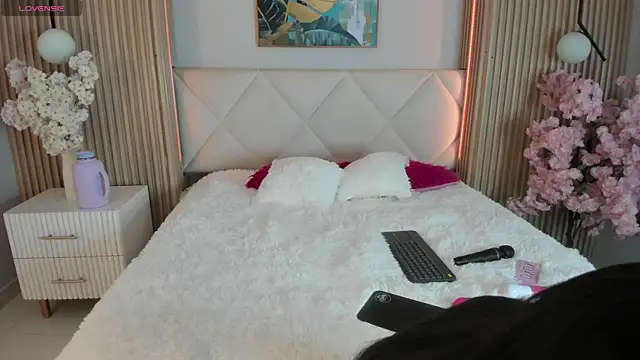 Mila Hank  online show from 02/04/26, 12:55