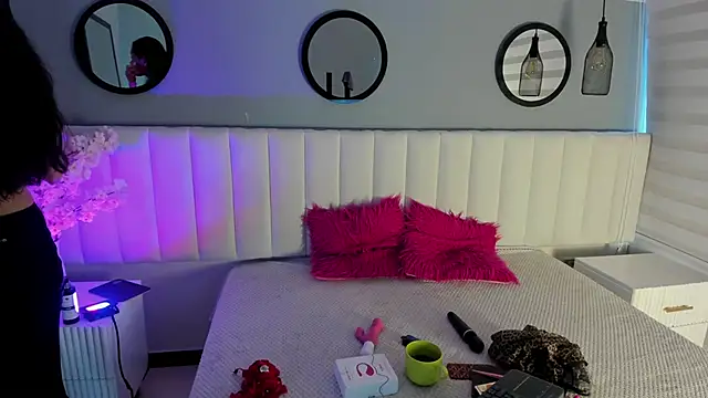 Mila Hank  online show from 11/29/25, 12:16