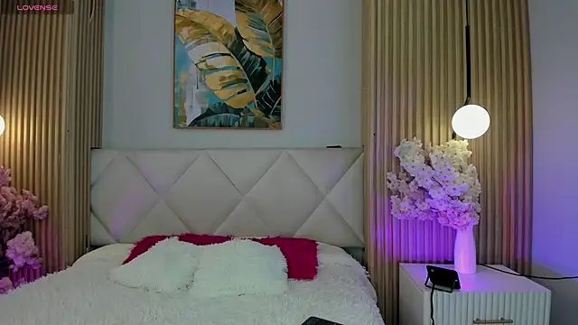 Mila Hank  online show from 03/25/26, 12:15