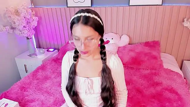 Snapshot of Annie__2 chatting on 10/07/25, 12:06 Annie 2 online show from 10/07/25, 12:06