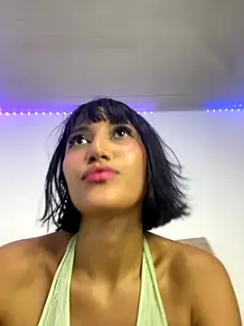 Snapshot of Amberdecolombia chatting on 11/18/25, 02:49 Amberdecolombia online show from 11/18/25, 02:49