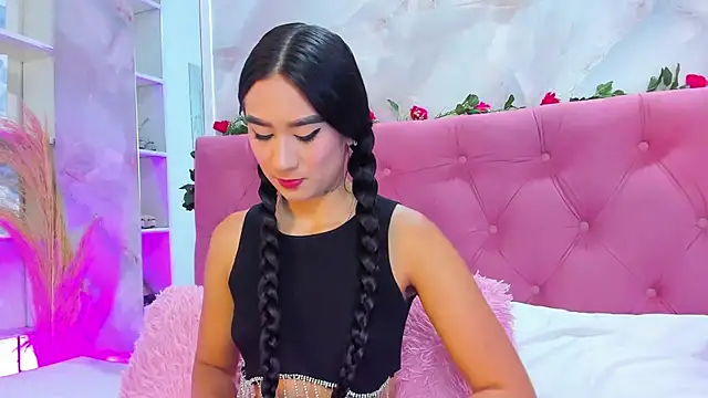 Snapshot of Nicolqueen_ chatting on 11/06/25, 11:14 Nicolqueen online show from 11/06/25, 11:14