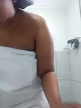 Snapshot of trickyOne chatting on 11/26/25, 11:21 trickyOne online show from 11/26/25, 11:21