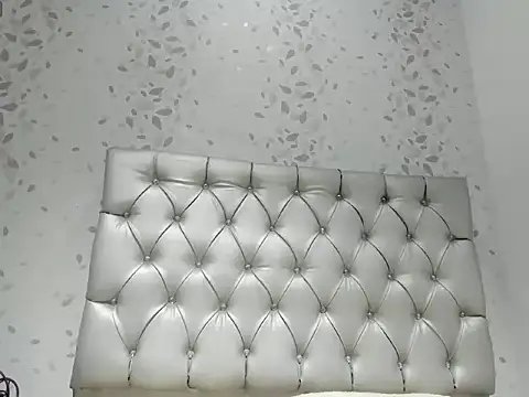 Snapshot of michelle_perla chatting on 10/18/25, 06:32 michelle perla online show from 10/18/25, 06:32
