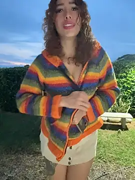 Snapshot of roxyrougee chatting on 04/21/26, 10:33 roxyrougee online show from 04/21/26, 10:33