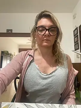 Snapshot of na1801 chatting on 11/07/25, 02:32 na1801 online show from 11/07/25, 02:32