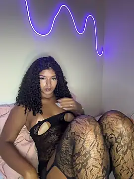 Snapshot of larajuli chatting on 03/25/26, 03:06 larajuli online show from 03/25/26, 03:06