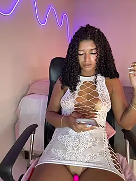 Snapshot of larajuli chatting on 03/24/26, 02:06 larajuli online show from 03/24/26, 02:06