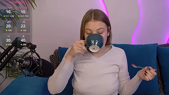 Snapshot of MelanieHenders chatting on 09/15/25, 05:52 MelanieHenders online show from 09/15/25, 05:52