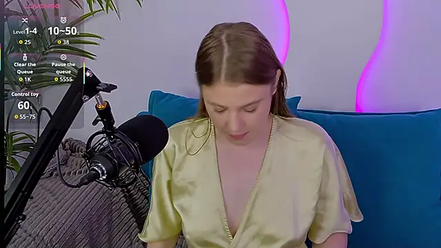 Snapshot of MelanieHenders chatting on 10/03/25, 06:04 MelanieHenders online show from 10/03/25, 06:04