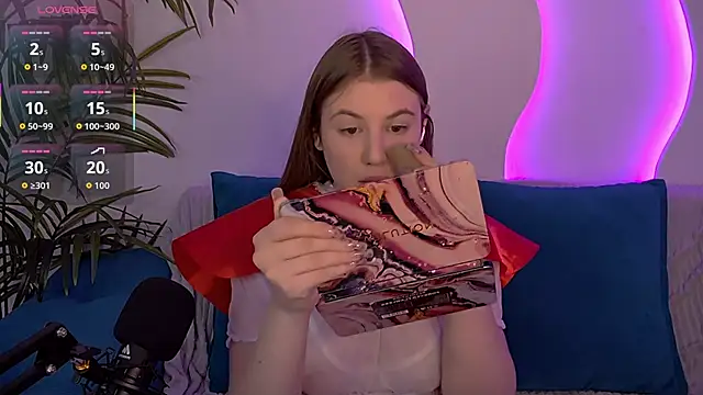 Snapshot of MelanieHenders chatting on 10/31/25, 05:48 MelanieHenders online show from 10/31/25, 05:48