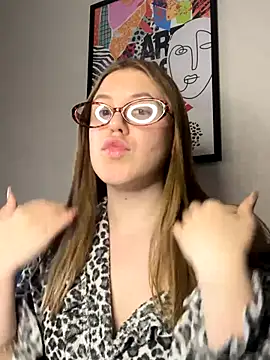 Snapshot of MelanieHenders chatting on 10/19/25, 01:47 MelanieHenders online show from 10/19/25, 01:47