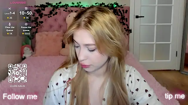 Snapshot of LightStar_18 chatting on 11/27/25, 03:23 LightStar 18 online show from 11/27/25, 03:23