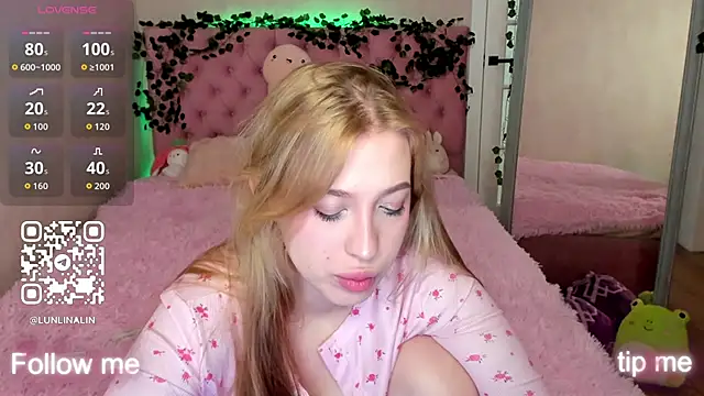 Snapshot of LightStar_18 chatting on 11/15/25, 05:06 LightStar 18 online show from 11/15/25, 05:06